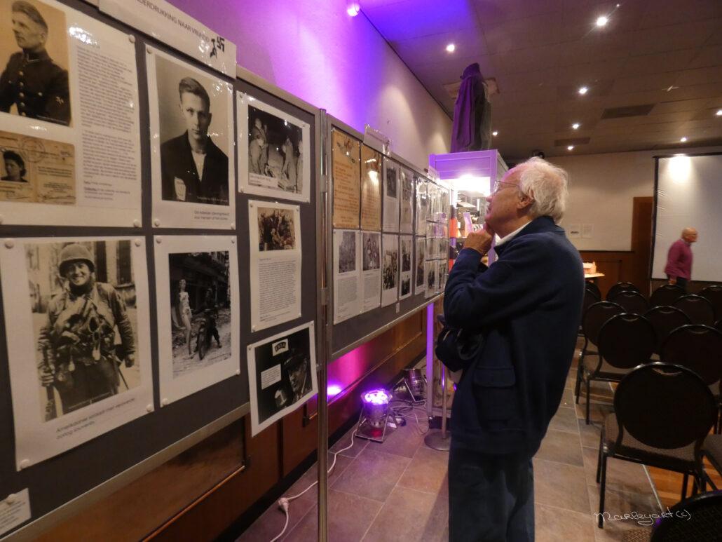 Man kijkt naar foto's bij expositie Rosmalen 75 jaar bevrijd